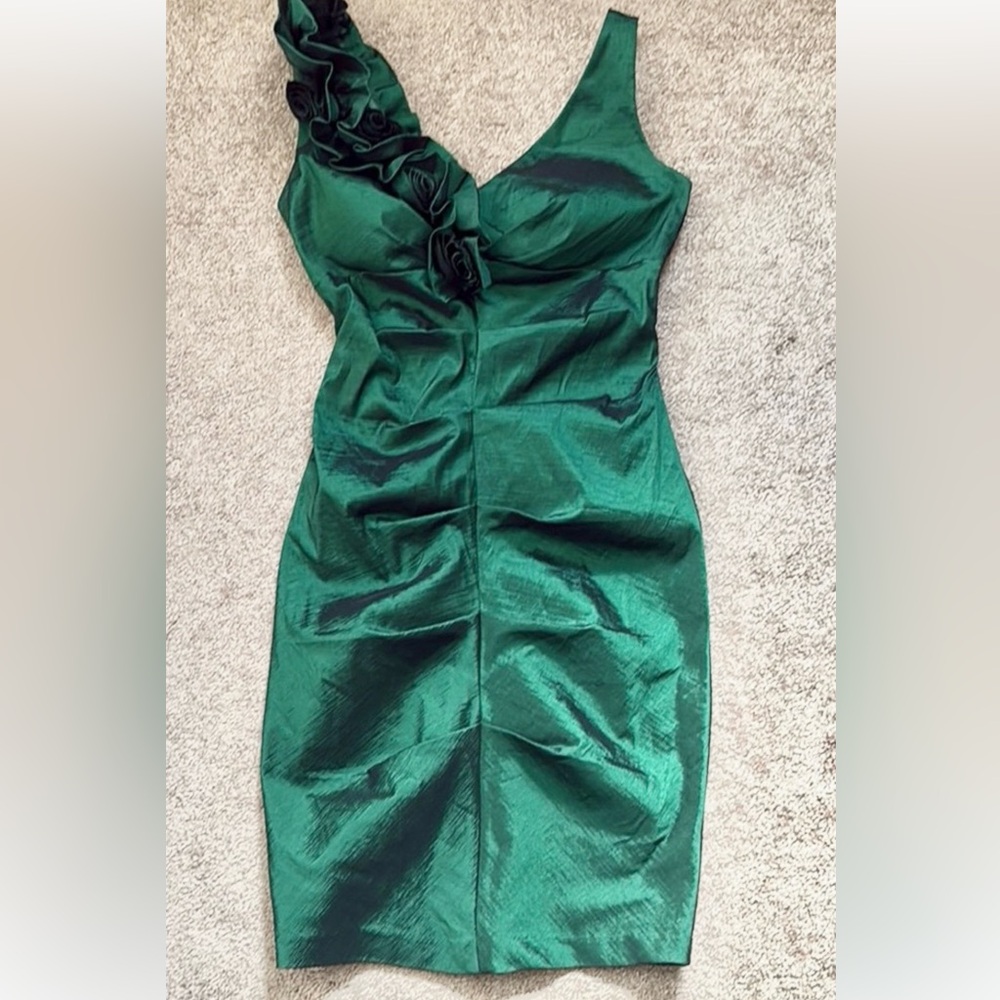 Elegant emerald green dress with flower details